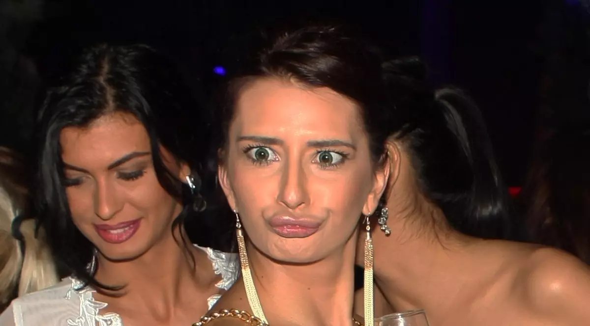 DJ Harra A COMIS-O LA UN EVENIMENT MONDEN! Gafa vestimentară care a făcut-o de râs | FOTO