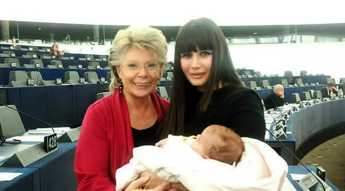 EBA și Țicău rămân cei mai eficienți europarlamentari din actualul mandat, deși ambele au devenit mame în 2013!