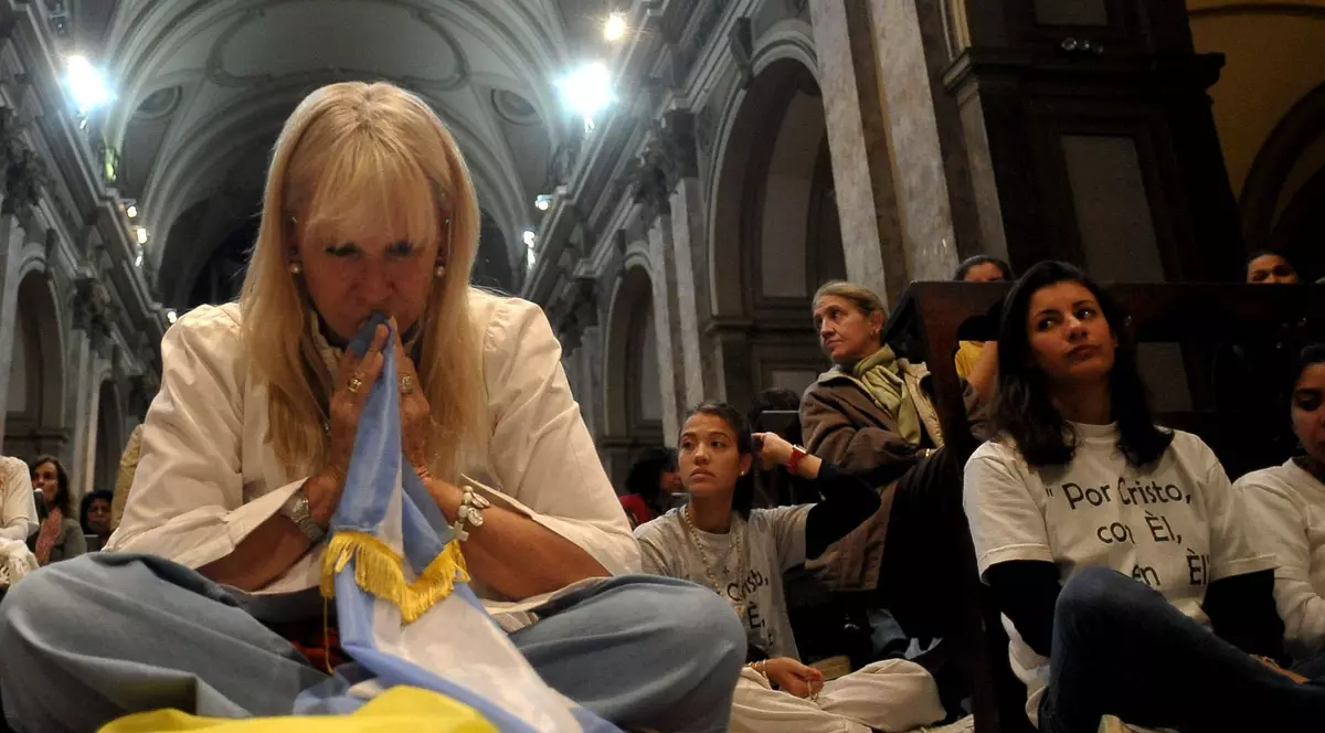 Mai multe femei ÎNDRĂGOSTITE de PREOŢI, SCRISOARE către Papa Francisc