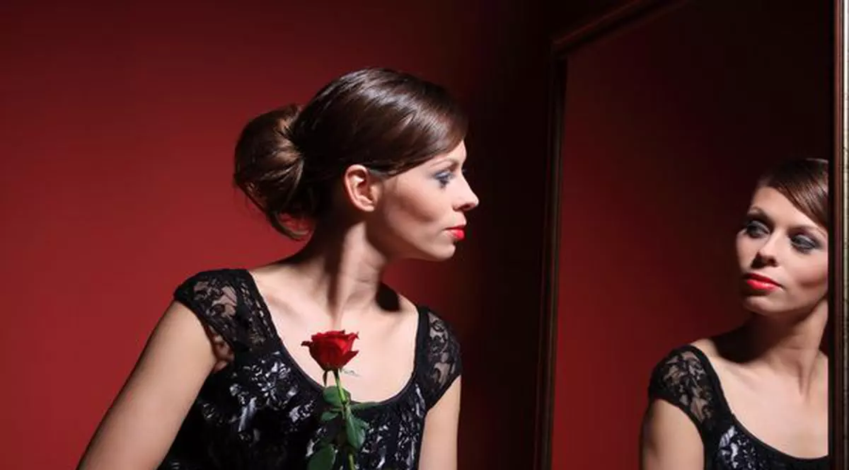 Paradoxul româncelor: detestă cum arată, dar stau zeci de minute în faţa oglinzii!