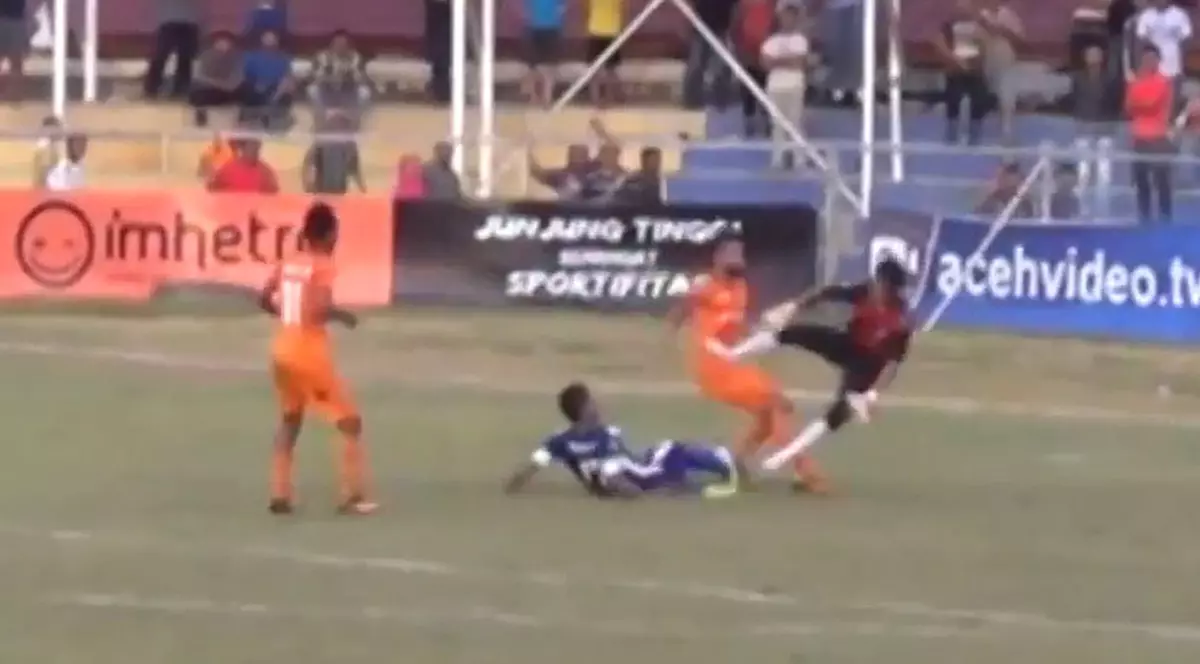Şocant! Un fotbalist a murit după ce a fost lovit de portarul echipei adverse | VIDEO