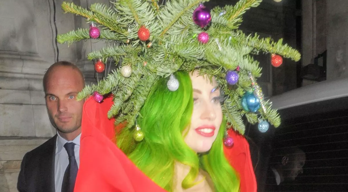 Oare CE A PĂŢIT Lady GAGA? Într-o ŢINUTĂ AŞA CUMINTE nu AI VĂZUT-O NICIODATĂ!