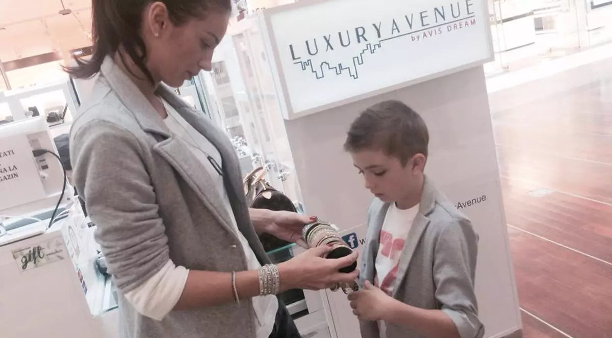 Geanina Ilieș cere sfatul băiețelului ei când își cumpără accesorii