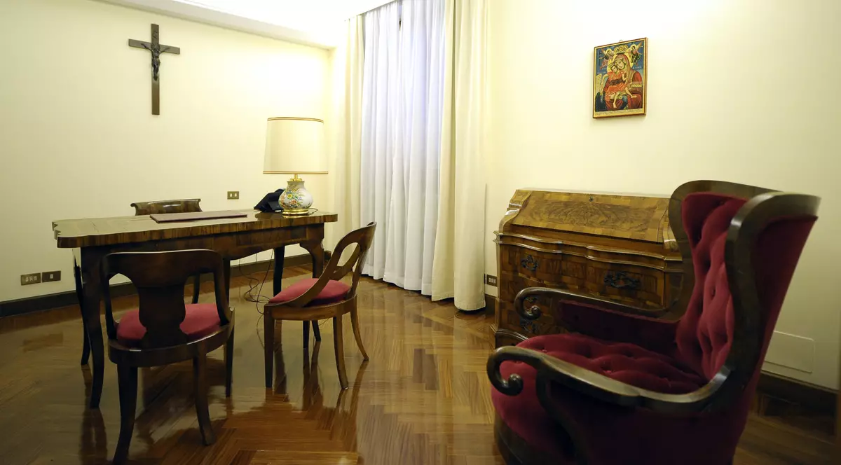 Doamne, ce modest este! Uite în ce apartament simplu stă Papa Francisc! | FOTO
