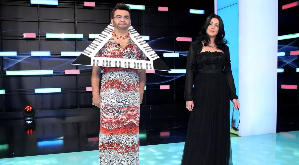 AŞA NU L-AI MAI VĂZUT ÎN VIAŢA TA. MIHAI MĂRGINEANU, în ROCHIE ŞI CU SANDALE CU TOC! Imagini demenţiale