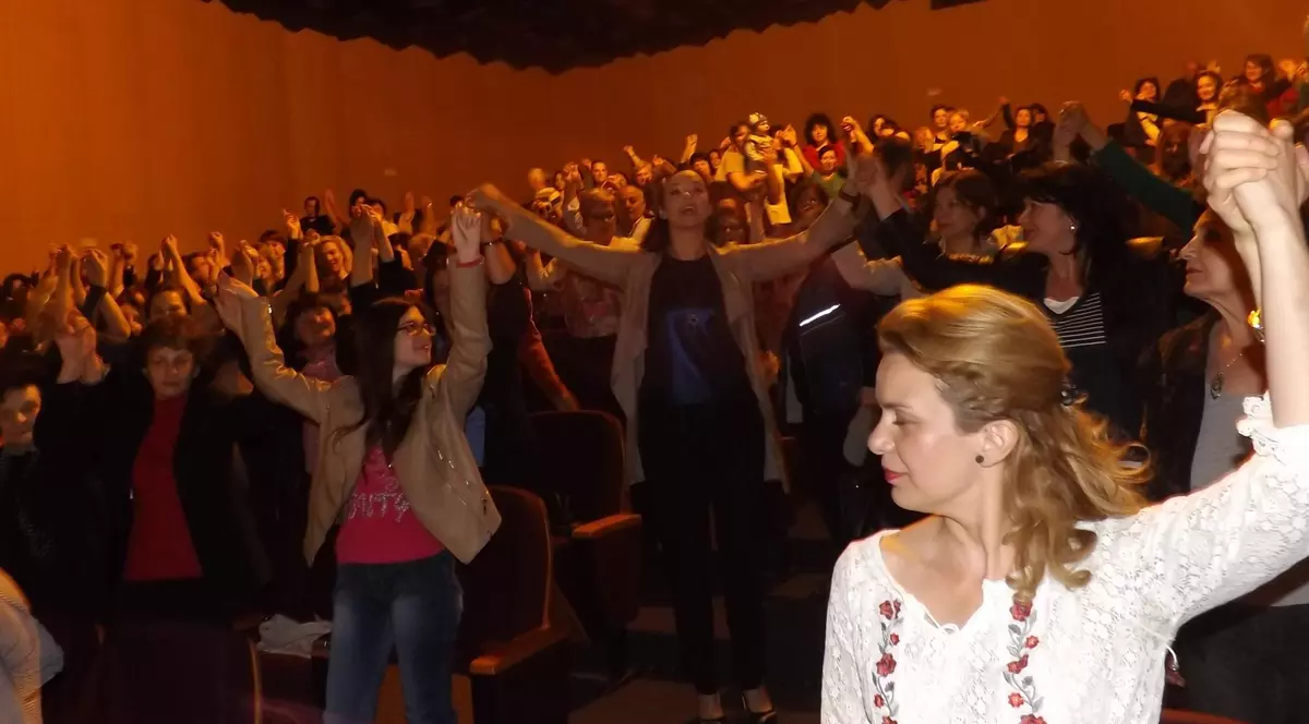 Andreea Marin s-a luat de mână cu gălăţenii!  