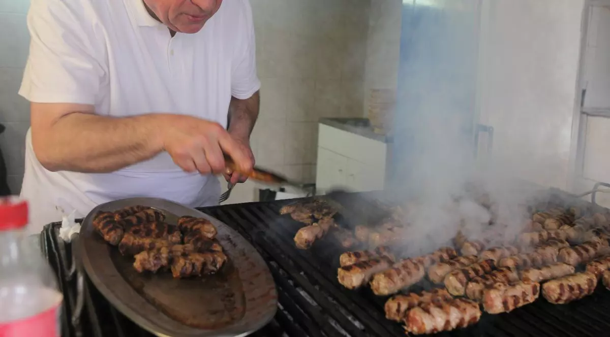 Îi mănânci cu muştar şi cu poftă, dar ştii de unde vine numele mititeilor?