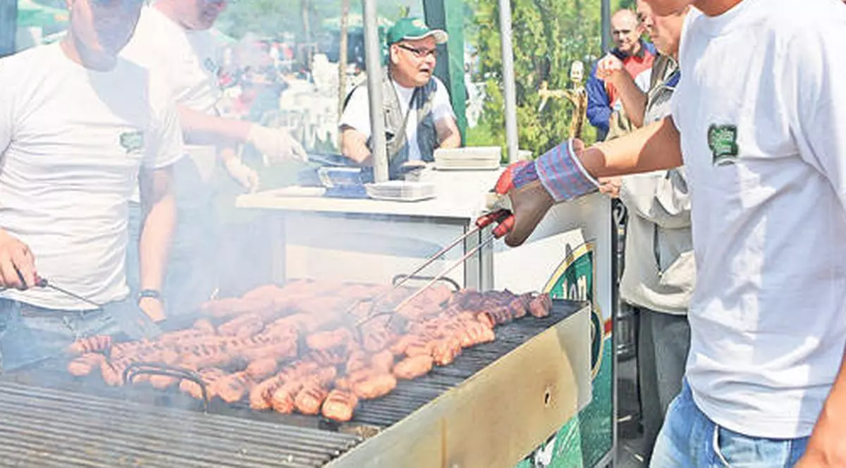 ULUITOR! Câte TONE de MICI mănâncă românii de 1 MAI