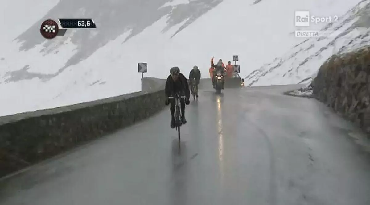 Haos din cauza organizatorilor. Quintana a preluat tricoul roz de la Uran, dar va fi dat în judecată!