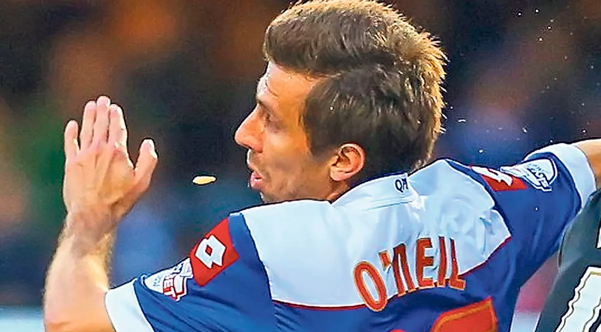 Gary O’Neil, mijlocaşul lui QPR, a rămas ştirb în timpul unui meci