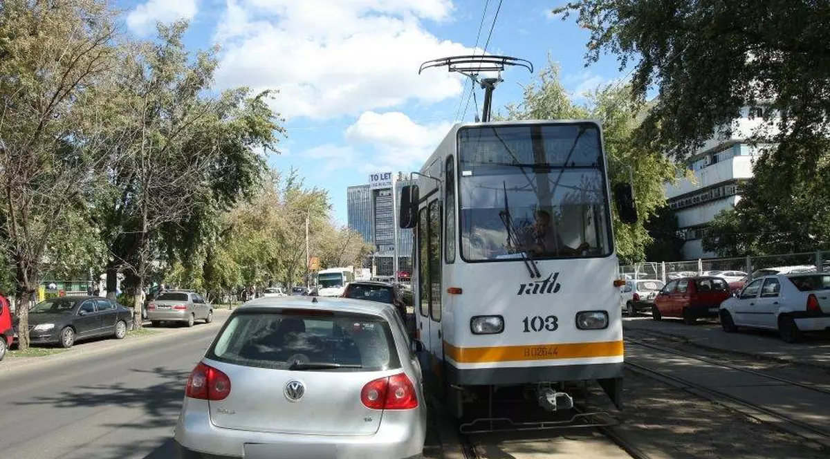 DOUĂ TRAMVAIE S-AU CIOCNIT ÎN BUCUREŞTI! Echipajele de urgenţă, trimise la locul accidentului