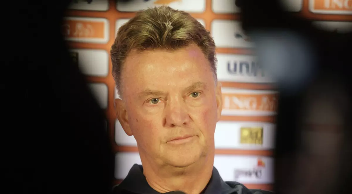 INCREDIBIL! Louis Van Gaal îşi terorizează supervedetele. Numai Halagian mai proceda aşa