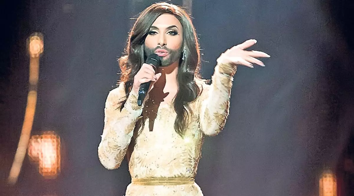AR FI PUTUT FI UN BĂRBAT FRUMOS! Conchita Wurst, acum 9 ani, ALĂTURI DE O ROMÂNCĂ | FOTO