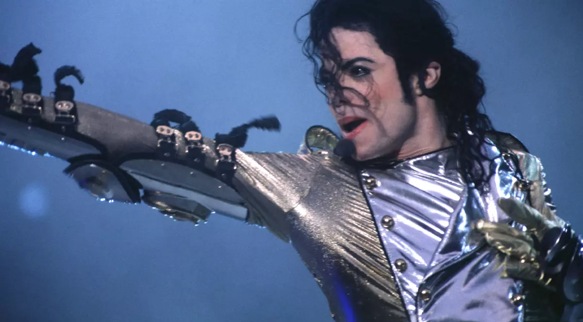 Michael Jackson face mai mulţi bani mort decât viu