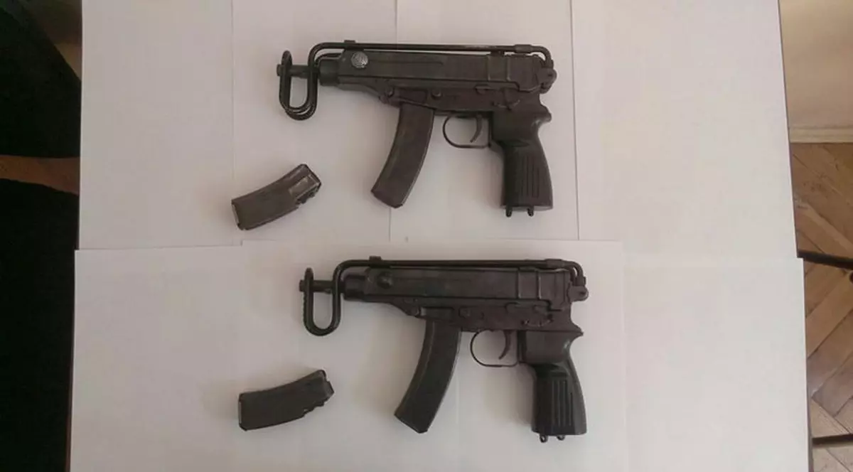 Colet cu surprize! Arme automate descoperite pe aeroportul din Chişinău | FOTO