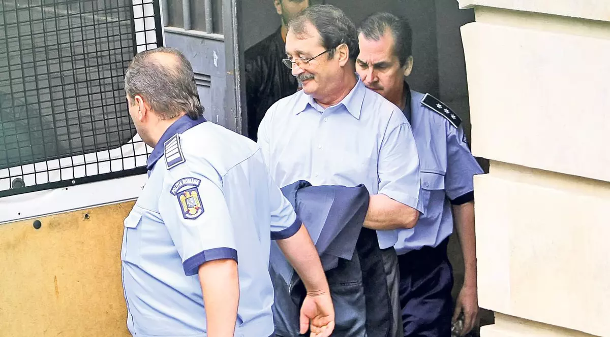 Mircea Băsescu fumează ca un turc în arest!