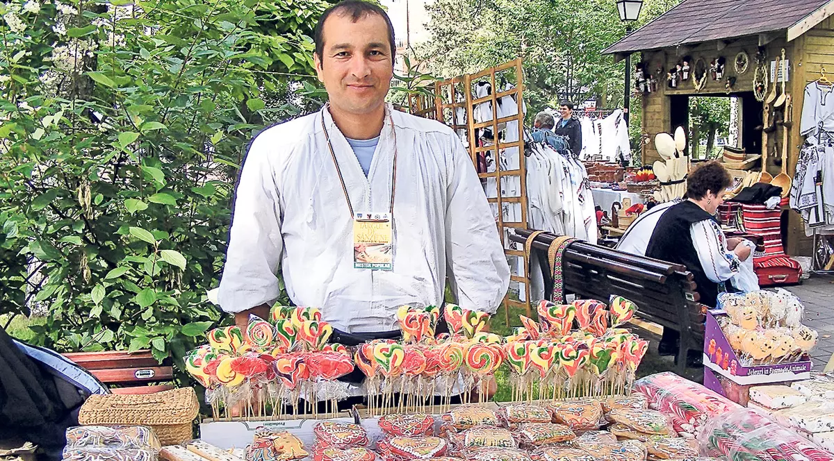 Nicolae Ceauşescu vinde acadele în târg! Un tiz de-al răposatului dictator este mândru cu numele său celebru