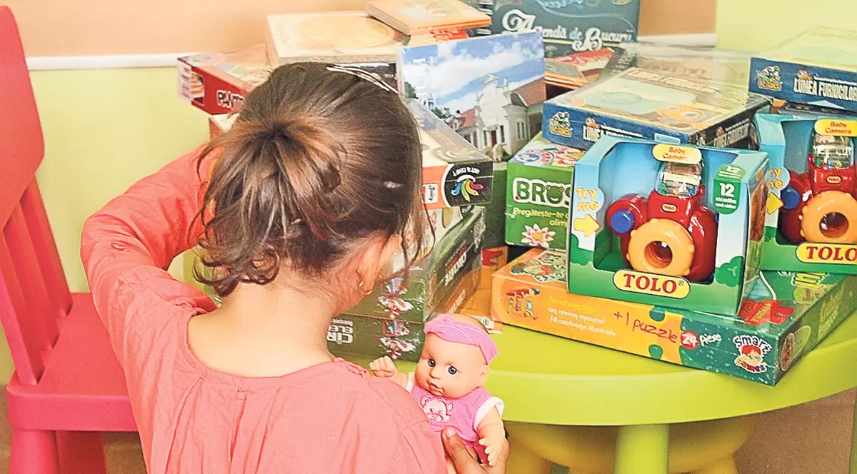 Joaca e şi pentru micuţii bolnavi! Fundaţia Ringier şi partenerii săi oferă jucării pentru spaţiile de recreere din spitale
