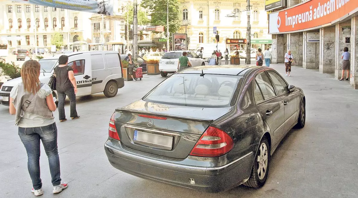 Piaţa Romană a ajuns o mare parcare: «Ne e frică să nu ne omoare pe trotuar!»