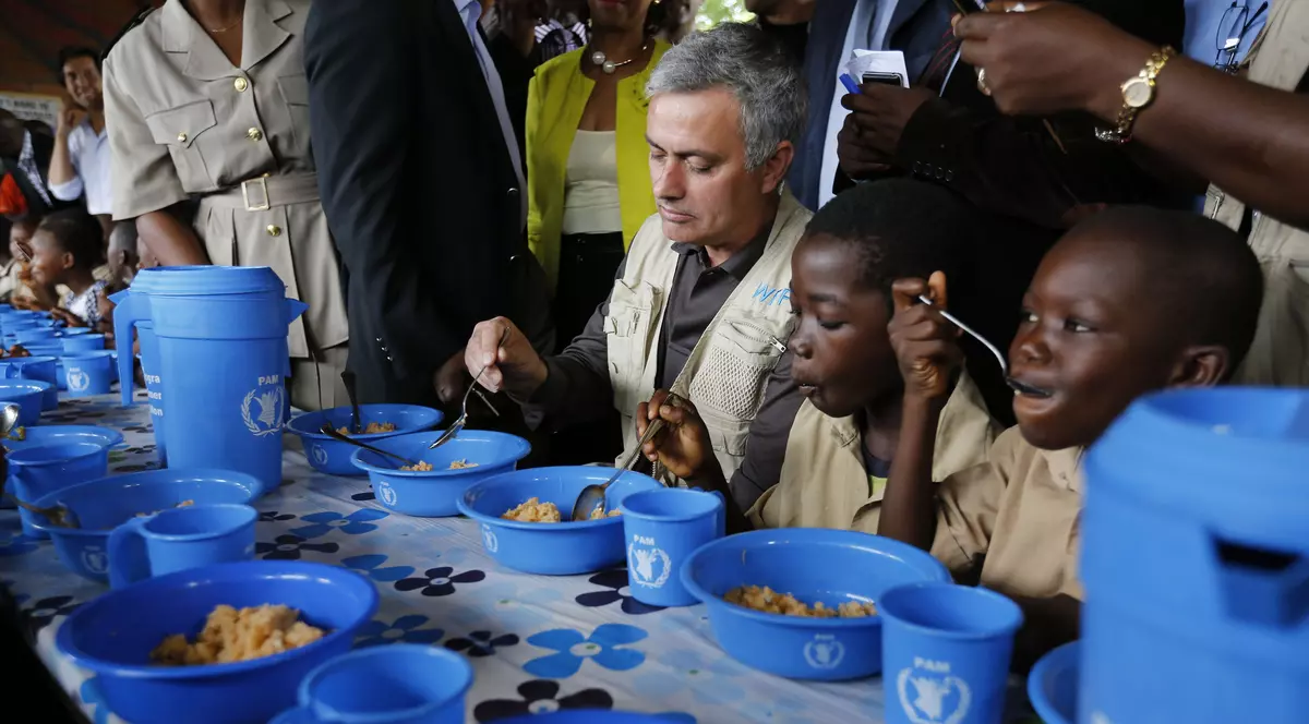 Mourinho a mâncat orez cu legume cu copiii săraci din Coasta de Fildeş