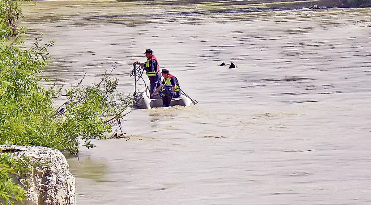 S-a înecat încercând să-şi salveze surioara? O copilă de 5 ani şi una de 2 ani au dispărut ieri fără urmă