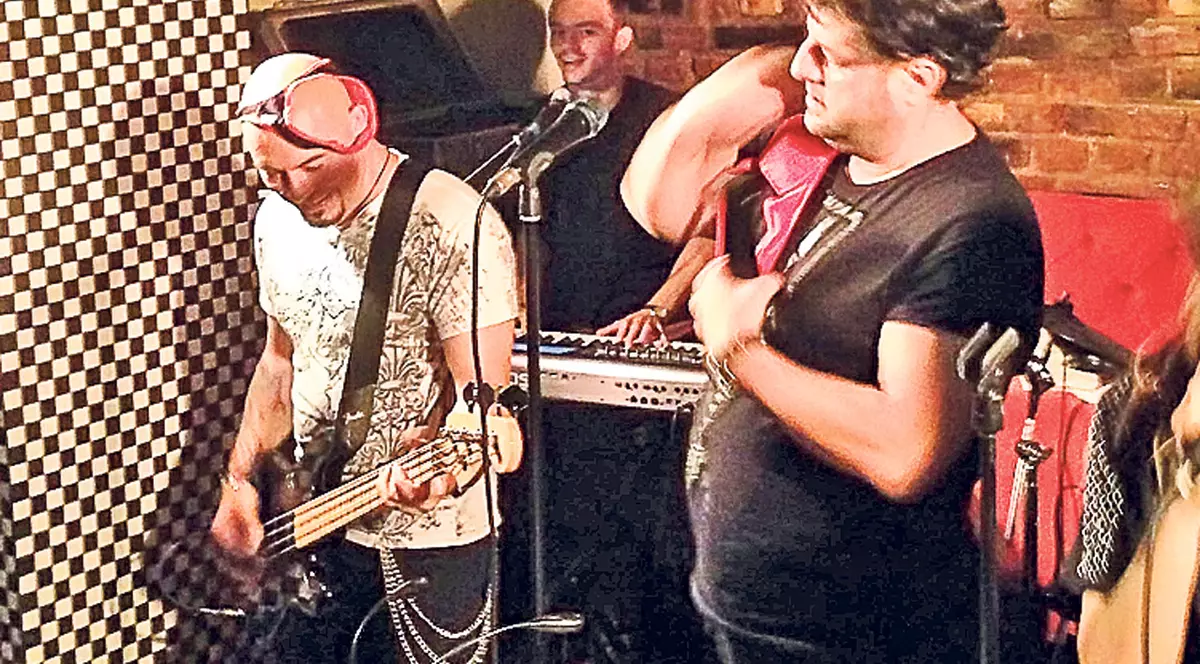 Tavi Colen a cântat cu un sutien pe un umăr