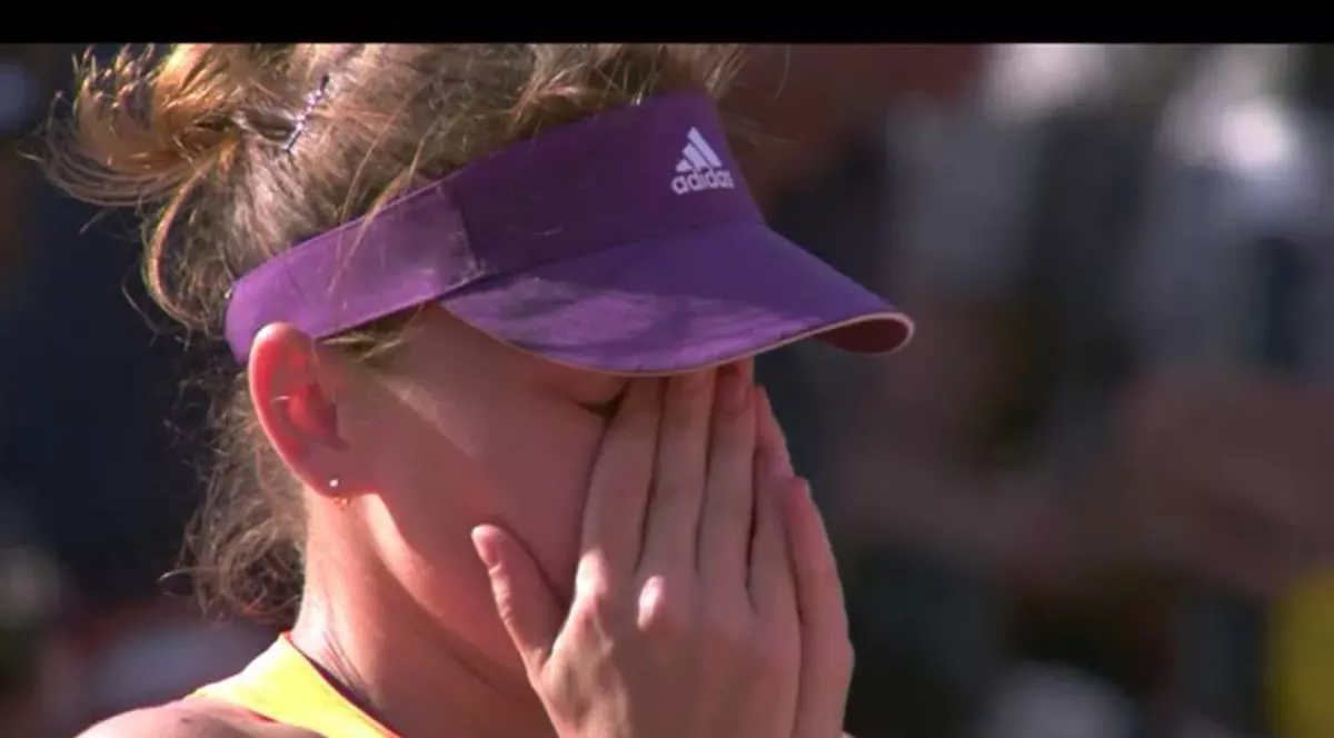 Simona Halep, ÎMPIETRITĂ şi cu OCHII ÎN LACRIMI, la finalul meciului cu Şarapova | FOTO