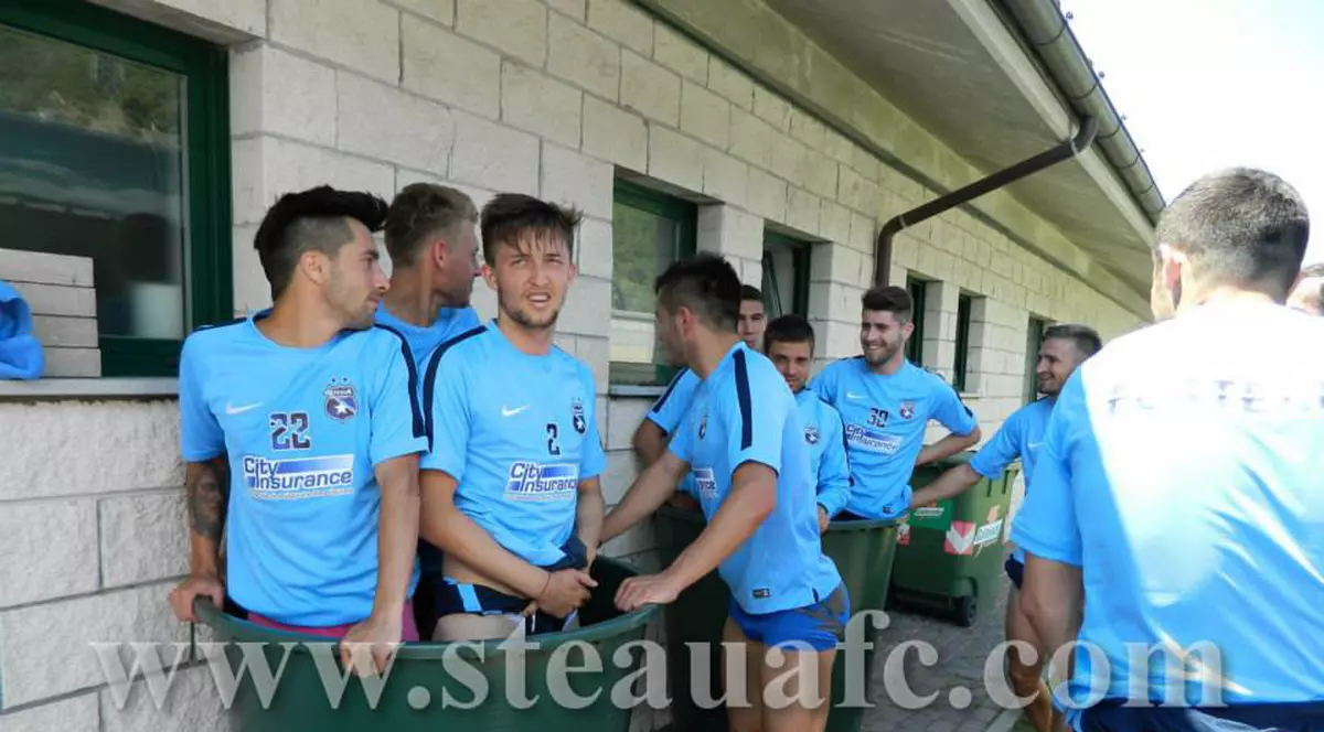 GALERIE FOTO / METODE REVOLUȚIONARE: steliştii se recuperează în butoaie cu gheaţă