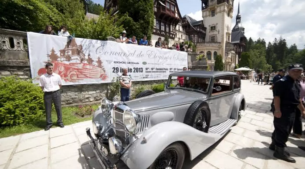 FOTO/ SHOW la Sinaia: vehicule istorice și automobile unicat, la ”Concursul de Eleganță”