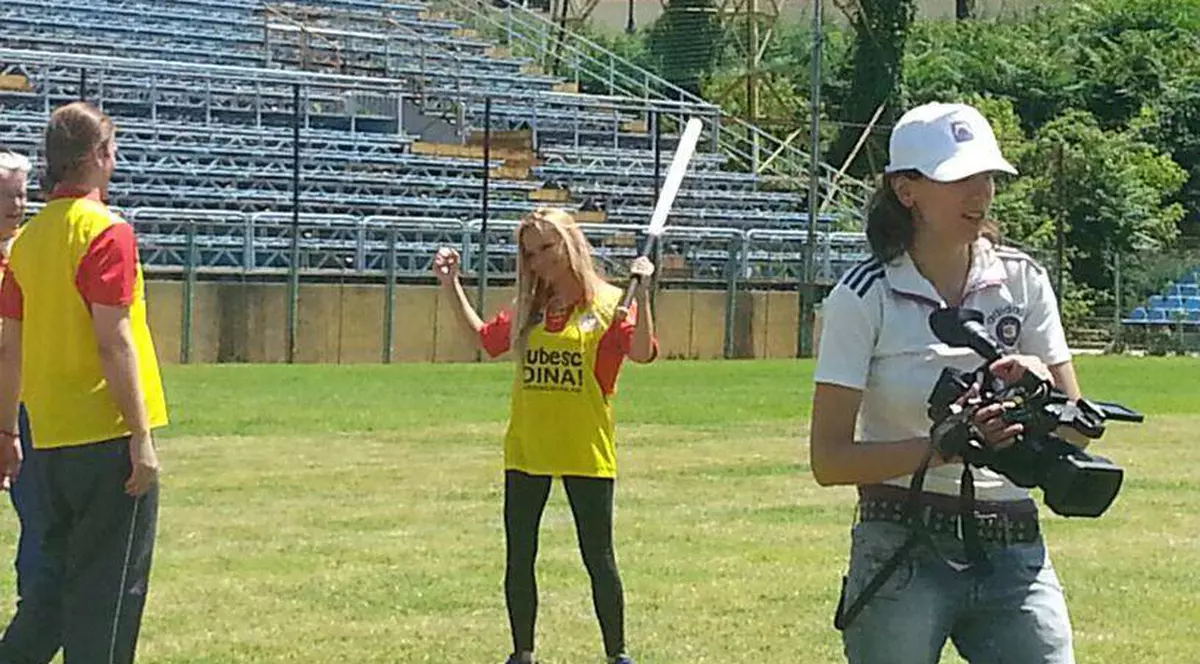 "Americanca" Andreea Antonescu a îngropat baseball-ul pentru tradiţionala oină | FOTO