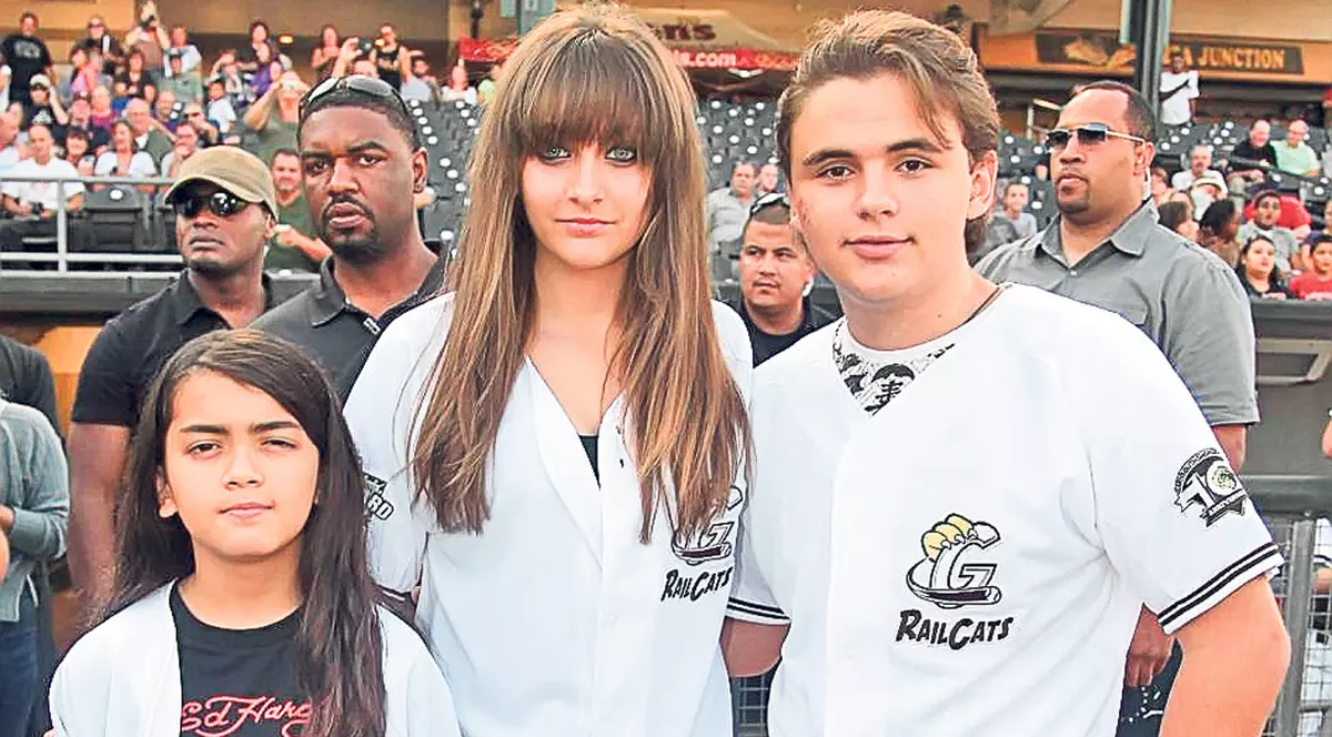 Copiii lui Michael vor deveni milionari! La 5 ani de la moartea tatălui lor, Prince, Paris şi Blanket vor primi o sumă uriaşă