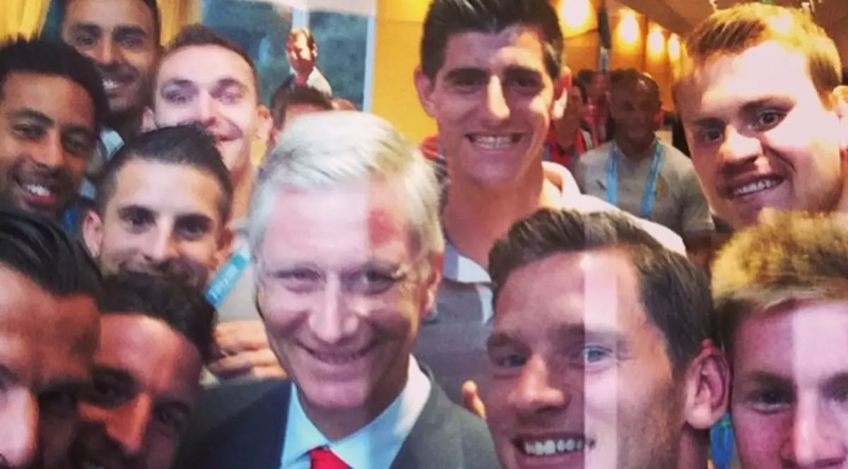 CONFUZIE REGALĂ. Regina Mathilde l-a confundat pe eroul Origi cu anonimul Lukaku! În schimb, a ieșit selfie-ul cu regele