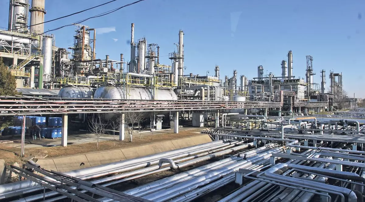 Sindicatele din chimie și petrochimie se unesc pentru a obține anularea ordonanței de trecere a contribuțiilor de la angajator la angajat. Rafinărie