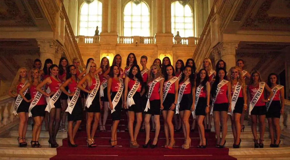 Parlamentul, INVADAT DE "BUNĂCIUNI"! Tăriceanu A FUGIT DE ELE | FOTO