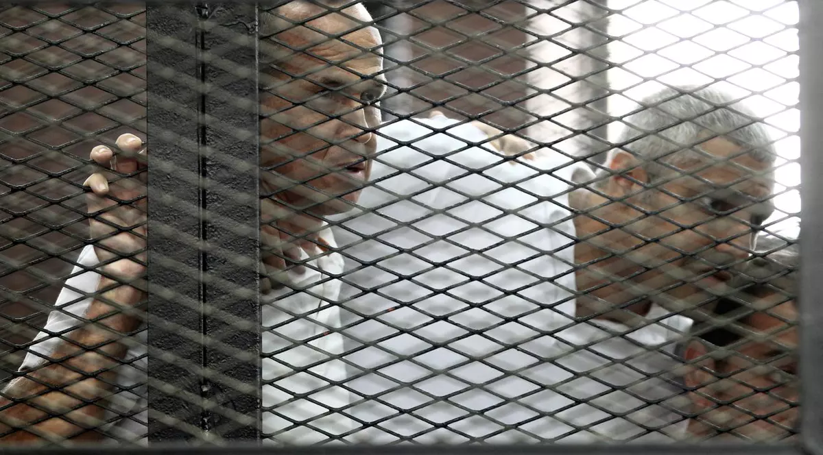 Trei ziarişti de la Al Jazeera, condamnaţi la ani grei de închisoare în Egipt
