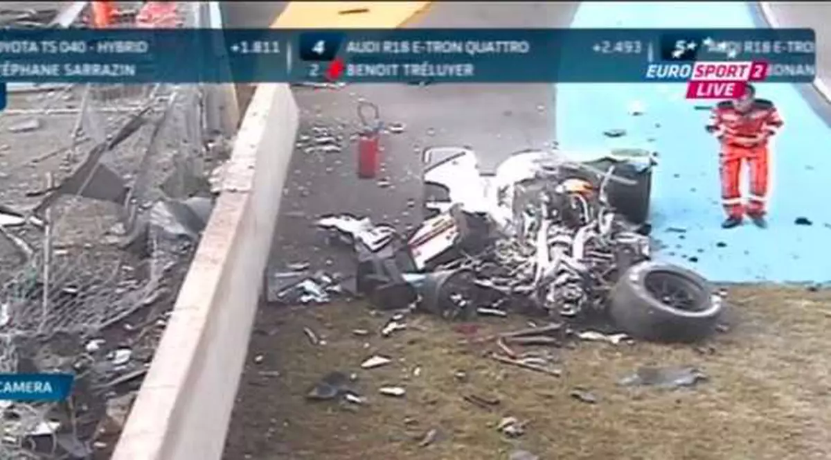 Astrele sunt cu el: pilotul a scăpat nevătămat din mormanul ăsta de fiare! Azi face 32 de ani!