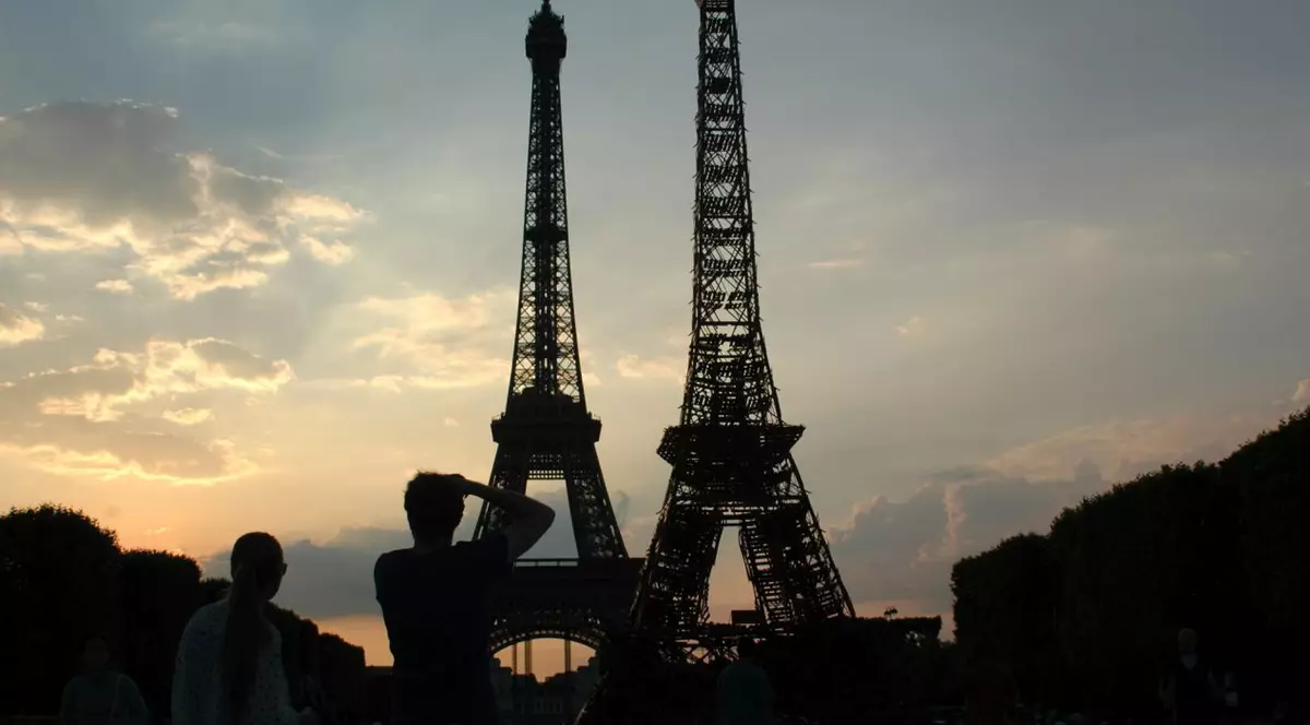 Nu vedeţi dublu! Turnul Eiffel are un frate geamăn | FOTO 