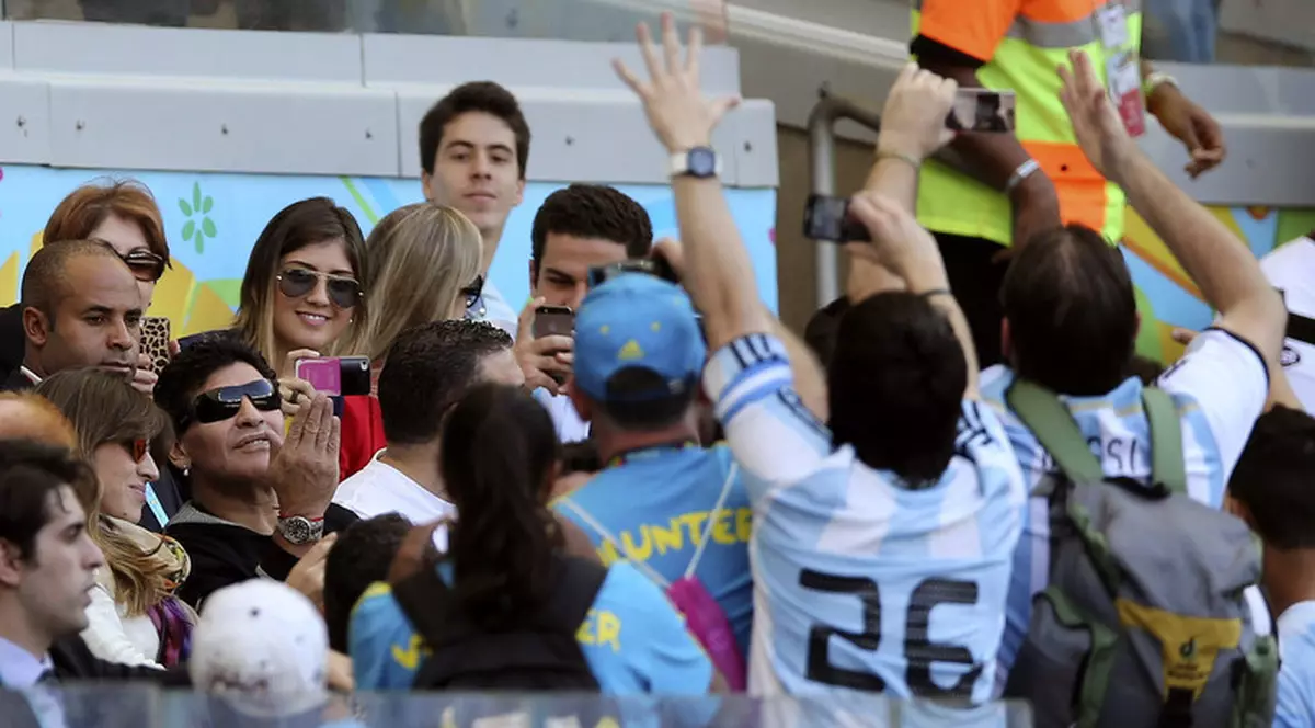 FIFA i-a retras acreditarea lui Maradona 