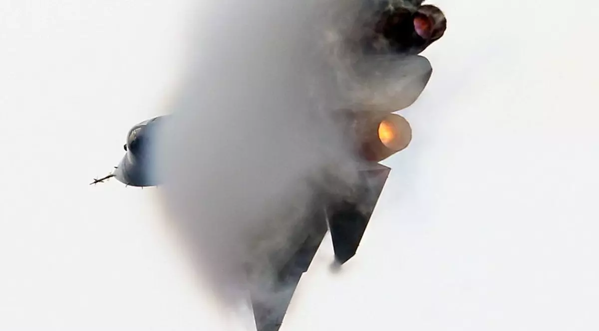 Un avion invizibil rusesc Suhoi T-50 a luat foc la aterizare