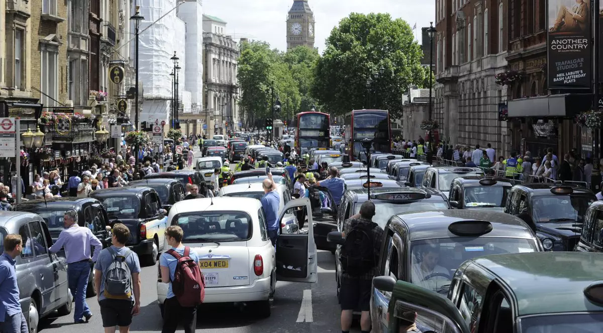 Haos în marile oraşe din Europa! Traficul rutier, paralizat de proteste uriaşe ale taximetriştilor | FOTO