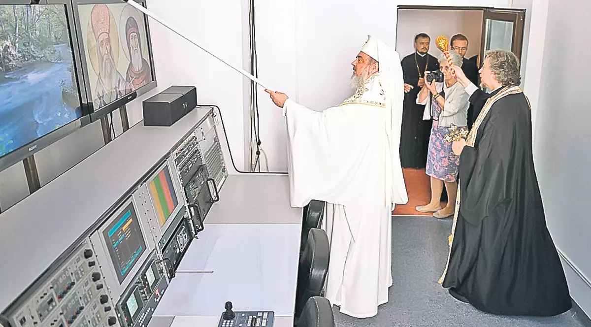 Patriarhul a sfinţit studiourile TV cu trafaletul!
