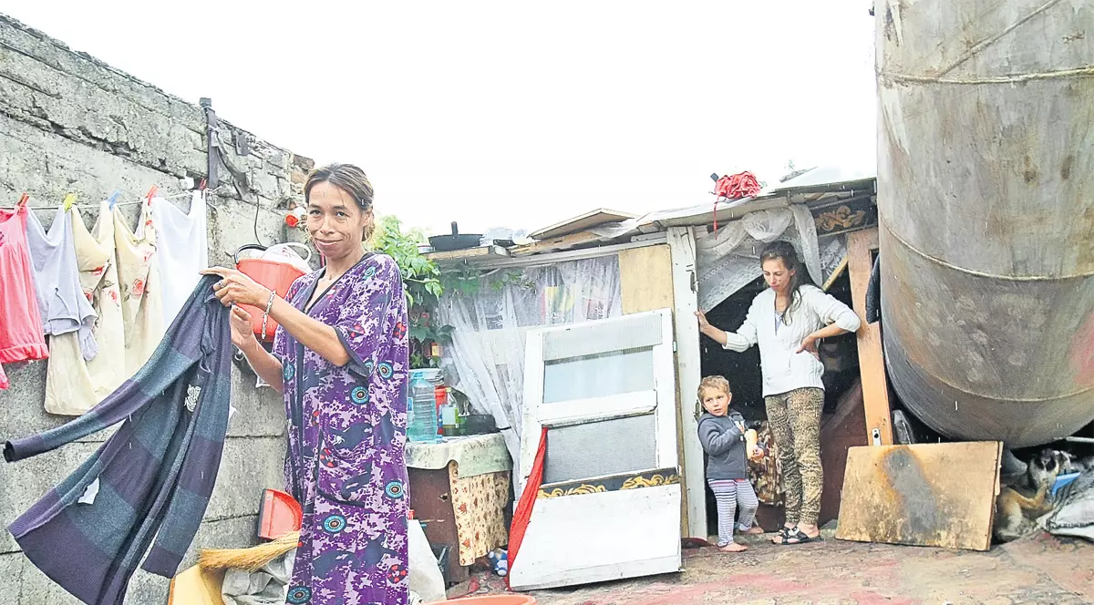 Trăiesc ca în Evul Mediu - Capitala ascunde poveşti ale unor sărmani care îşi duc traiul în condiţii de neimaginat