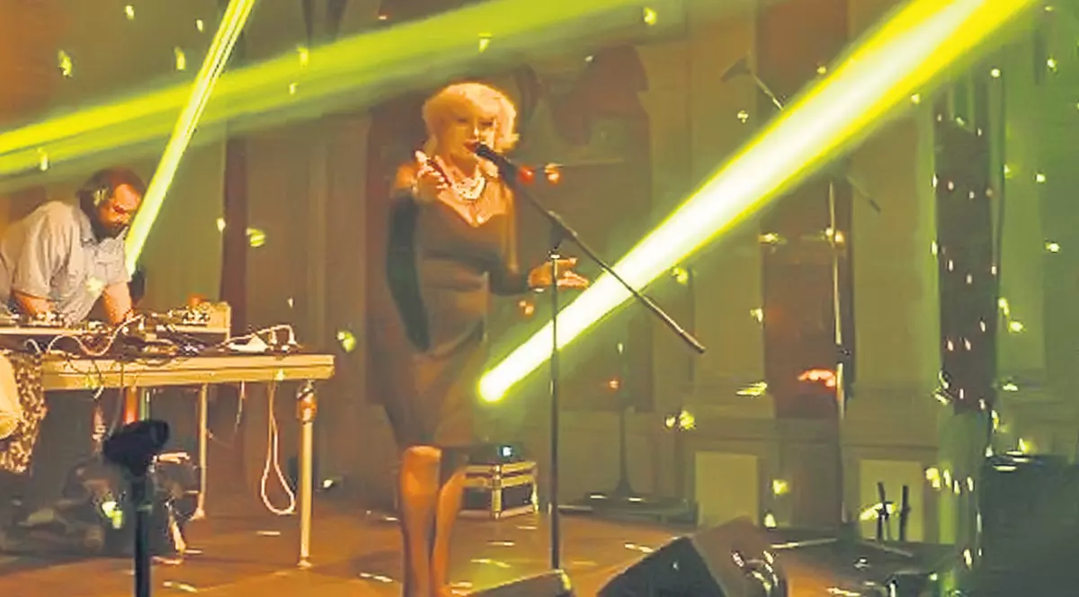 Corina Chiriac rupe discotecile-n două!