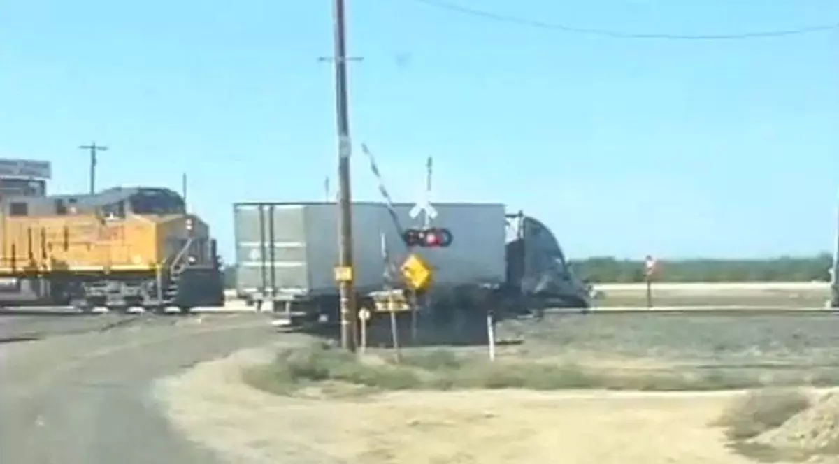 ACCIDENT GRAV la SUCEAVA| UN TREN de CĂLĂTORI a lovit un TIR