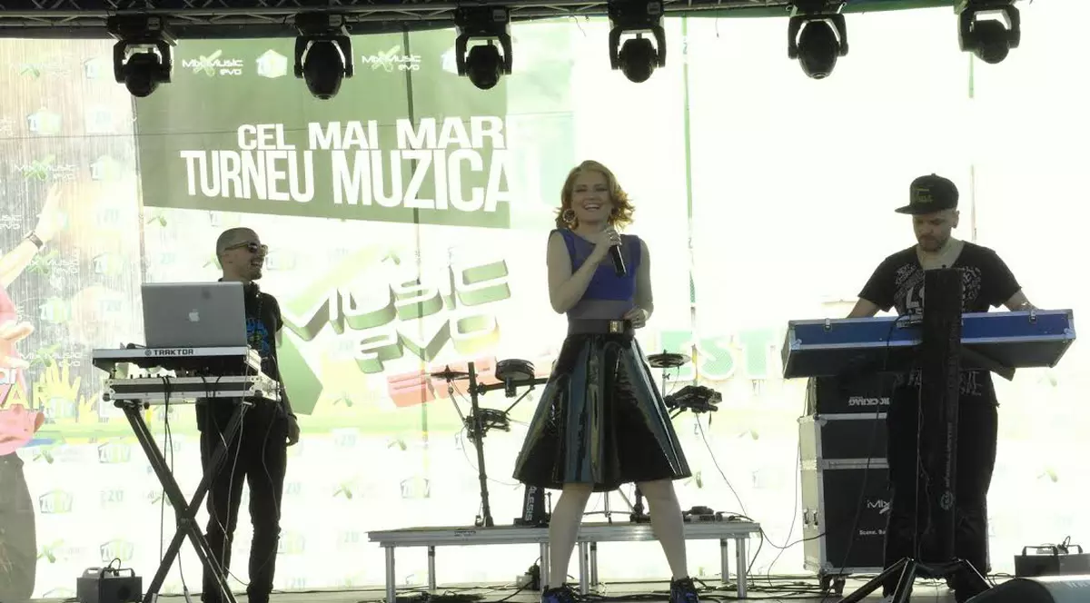 MODA PANTOFILOR "BUCURIA PITICILOR" REVINE. Alexandra Ungureanu, CU O ÎNCĂLŢĂMINTE a la trupa ANDRE, la un CONCERT! FOTO