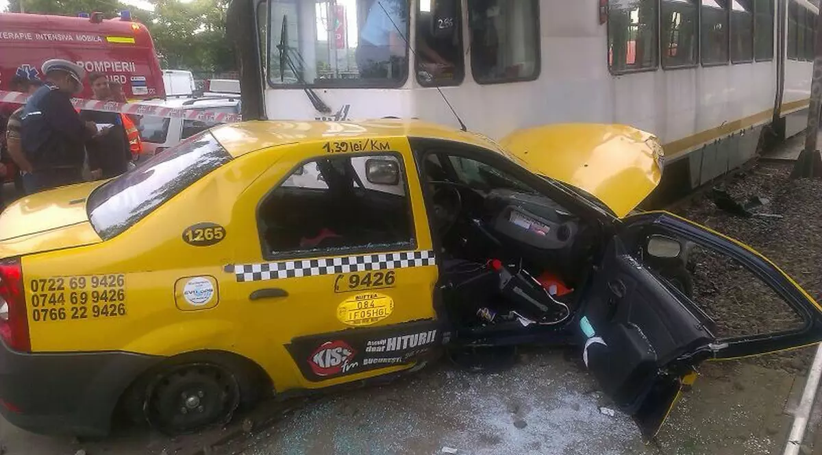 ACCIDENT TERIBIL ÎN BUCUREŞTI! Taxi, STRIVIT DE TRAMVAI. Uite câte persoane sunt rănite | FOTO ŞOCANT