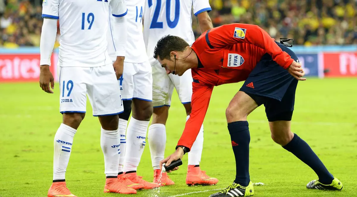 Soţia nu te lasă să vezi meciul? Uite cum te poate ajuta spray-ul cu spumă temporară! FOTO 