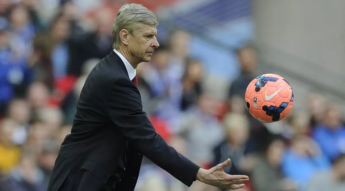 Un suporter a intrat pe teren să-i ceară socoteală lui Arsene Wenger