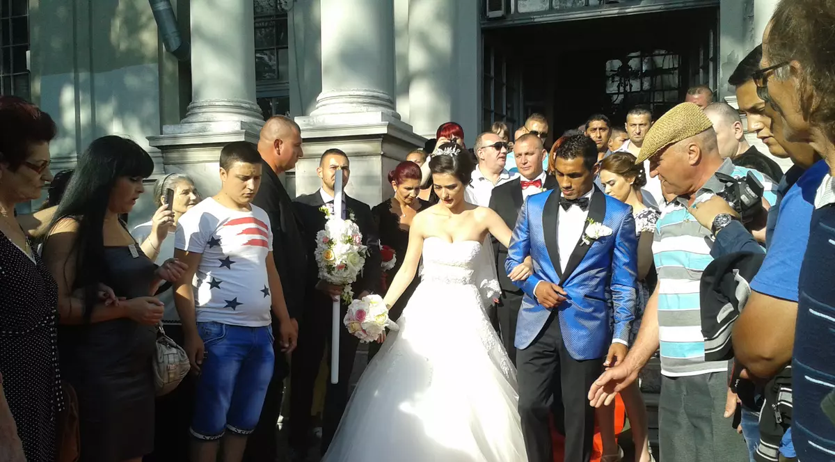 Bănel şi Cristina Nicoliţă s-au căsătorit religios sub privirile fiicei lor şi vor şi un băieţel