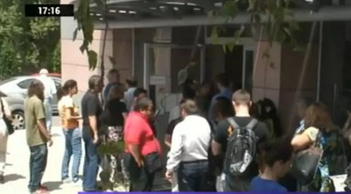 HAOS în BULGARIA! OAMENII au luat cu ASALT BANCOMATELE în urma UNOR ZVONURI de FALIMENT al BĂNCILOR!